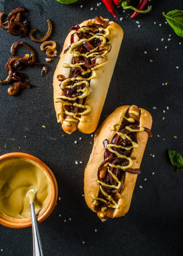 Boeuf,HotDog,Délicieux,Plein,de,Viande,Avec,Oignons,Caramélisés